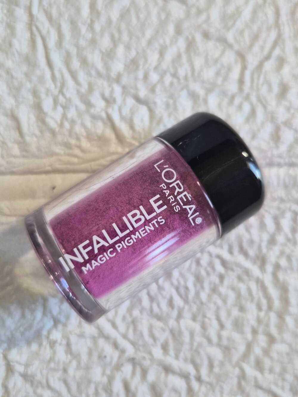 Jar of L'Oréal Paris Infallible Magic Pigment Wink Pink powder2cream easy blend